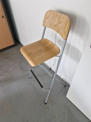 Une chaise haute en bois et métal gris
