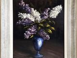 une peinture à l'huile représentant un vase bleu rempli de fleurs violettes et blanches