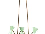 un lustre vert et blanc à cinq ampoules suspendu au plafond