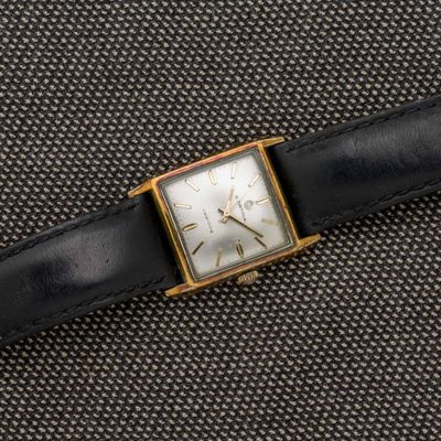 gros plan d'une montre sur une surface noire