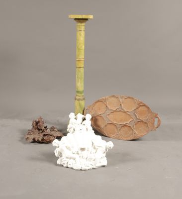 un vase et un bougeoir posés sur une table