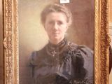 une photo d'une femme tenant une photo d'elle-même