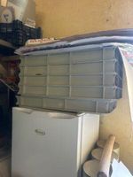 Une étagère métallique et son contenu comprenant une marmite… (photo 2)