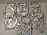 trois chemises pour homme aux motifs variés posées sur une table