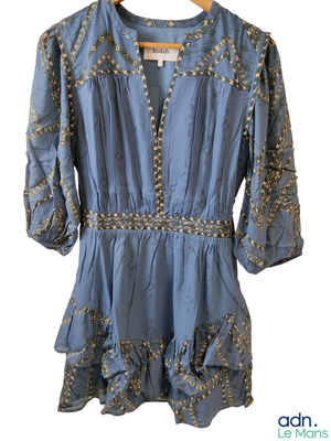 une photo d'une robe bleue sur un cintre
