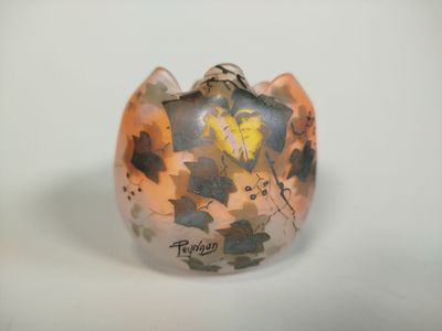 a picture of a vase that has a picture on it