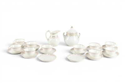 un service à thé blanc avec des tasses et des soucoupes posées sur la table