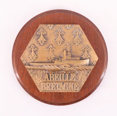 plaque en bois sur laquelle figure l'image d'un bateau sur fond blanc