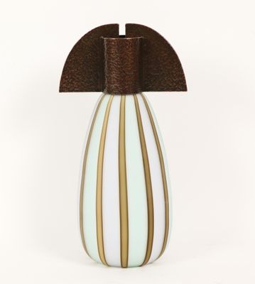 un vase blanc et marron avec un haut marron sur fond blanc