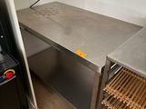 une photo d'une cuisine avec une cuisinière et un plan de travail