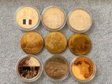 six types de pièces différents sont représentés sur une surface grise