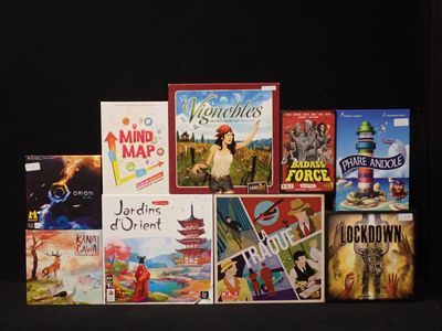 un grand nombre de livres posés sur une table