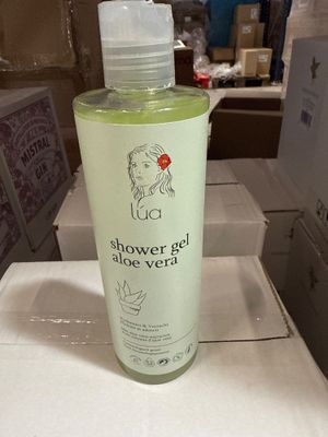 un flacon de gel douche posé sur une boîte