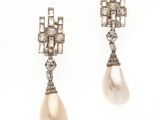une paire de boucles d'oreilles en perles et diamants