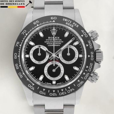 Montre Rolex avec cadran noir et boîtier noir, montée sur un bracelet en acier