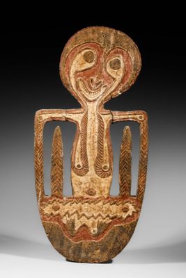 une image représentant une sculpture en bois d'une personne au visage