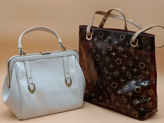 2 sacs. Un blanc et 1 transparent monogrammée