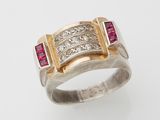 une bague en or 18 carats, sertie de diamants et de rubis