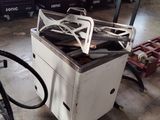 une machine placée au milieu d'une pièce