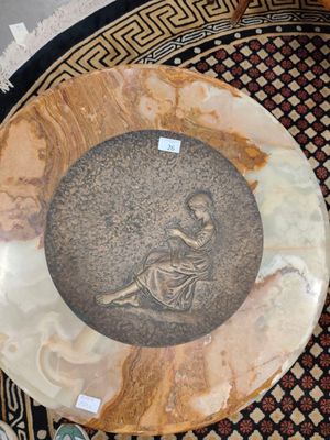 une table en marbre sur laquelle est posée la photo d'une femme