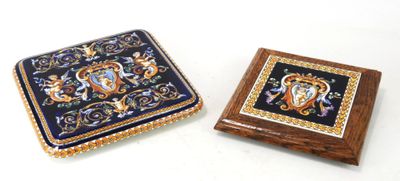 deux dessous de verre ornés de motifs décoratifs sur un fond blanc