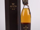 une bouteille de whisky Avlon 24 ans d'âge à côté d'une boîte