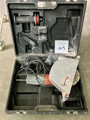 une caisse d'outils avec des outils à l'intérieur, posée sur le sol