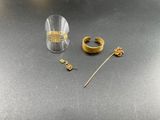 un gros plan sur une paire de boucles d'oreilles et une bague posées sur une table