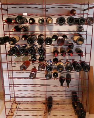un casier à vin contenant de nombreuses bouteilles de vin