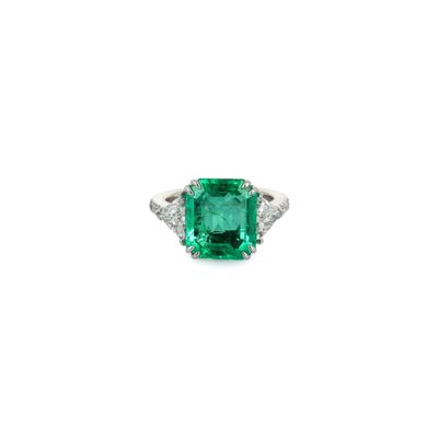 une bague en émeraude et diamant
