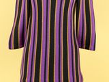 une photo d'une robe à rayures violettes et noires sur un mannequin