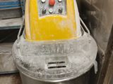 une machine jaune qui se trouve au milieu d'une pièce