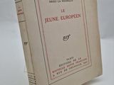 le livre est ouvert sur une page blanche bordée de rouge