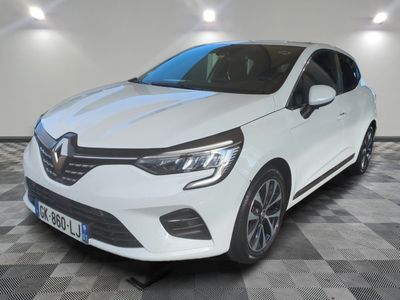 la voiture blanche est garée dans le garage sur un sol en damier