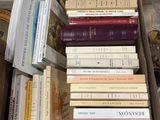 plusieurs livres empilés dans une boîte
