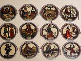 une photo montrant une collection de décorations de Noël accrochées au mur