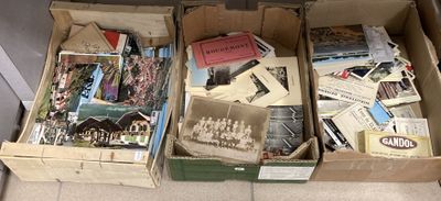 de nombreux cartons de livres posés sur le sol les uns à côté des autres