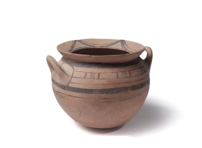 un vase marron orné d'un motif noir