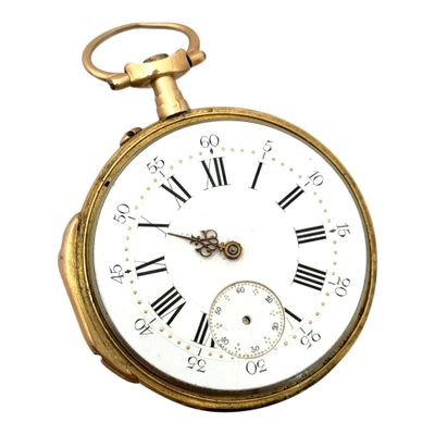 une montre de poche en or avec des chiffres romains sur le cadran