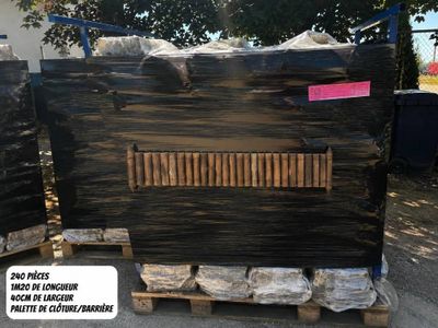 deux palettes de bois empilées les unes sur les autres