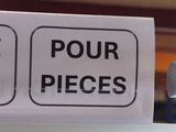 a sign on the door of a restaurant that says pour pieces