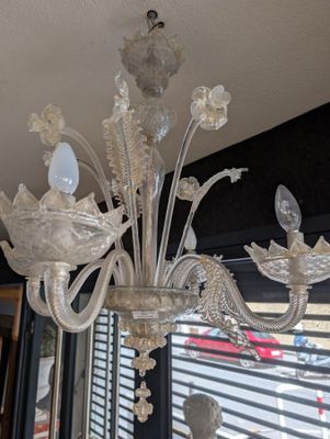 un lustre en verre suspendu au plafond d'une pièce