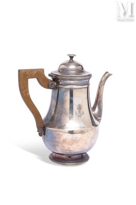 une théière en argent avec une anse en bois sur fond blanc