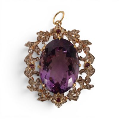 un pendentif en améthorate et diamants, signé Van Cleef
