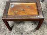 une table en bois avec un plateau en verre sur lequel est représentée une image