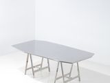 une photo d'une table blanche avec un plateau en verre, posée sur un sol blanc