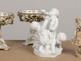 trois figurines assises côte à côte sur une table