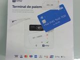 une boîte blanche sur laquelle figure une carte de crédit bleue