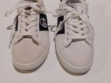 une paire de baskets blanches ornées de logos noirs et blancs