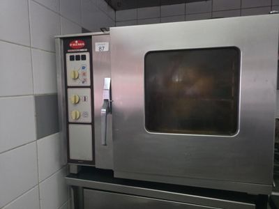 une image d'un four commercial dans une cuisine commerciale
